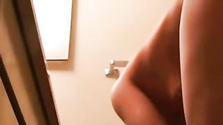 Spia la sua bella nipotina in bagno