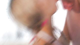 Inculata amatoriale a bordo piscina