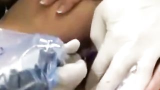 Ragazza si fa fare tatuaggio sull’ano