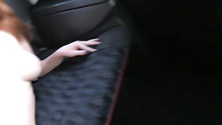 Rossa girl amatoriale offre il suo corpo