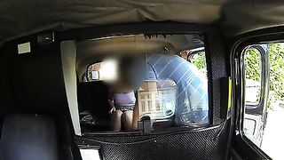 Rossa girl amatoriale offre il suo corpo