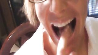 Anteprima del video: Tettona bionda amatoriale con gli occhiali in POV