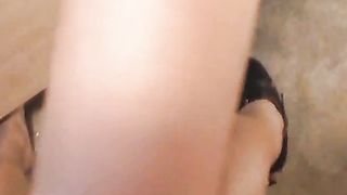 Tettona bionda amatoriale con gli occhiali in POV