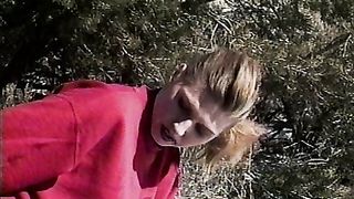 Figa bruna scopata sulla neve