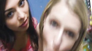 Studentesse puttane scopano in uno Store