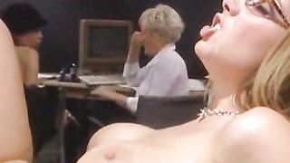 Segretaria ninfomane con gli occhiali