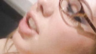 Segretaria ninfomane con gli occhiali