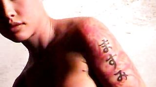 Masuimi Max fa uno spogliarello