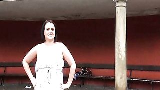 Anteprima del video: Milf spregiudicata piscia in pubblico