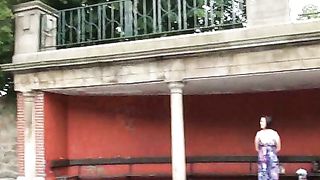 Milf spregiudicata piscia in pubblico