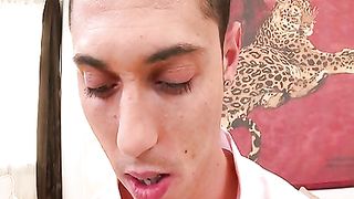 Anteprima del video: Studente sedotto da milf bionda