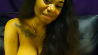 Tettona nigeriana si masturba in cam