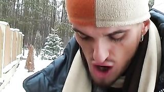 Gran figa succhia cazzo sulla neve