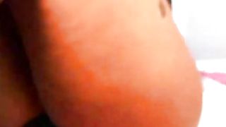 Culona tatuata cavalca il suo dildo in cam