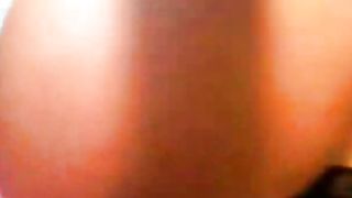 Culona tatuata cavalca il suo dildo in cam