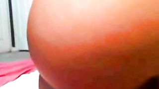 Culona tatuata cavalca il suo dildo in cam