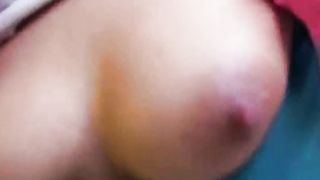 Bruna amatoriale scopa uno straniero in pubblico