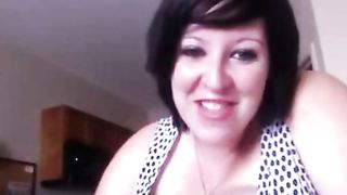 Succhia le sue tettone giganti in webcam