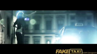 Anteprima del video: Teen abbronzata cavalca un super cazzo