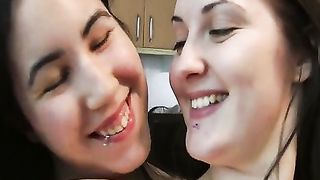 Brunette succhia cazzi in gang bang