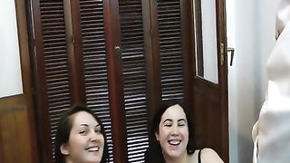 Brunette succhia cazzi in gang bang