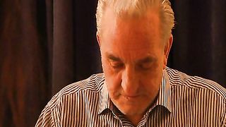 Anteprima del video: Nonno sedotto dalla nipotina troietta