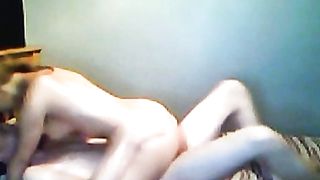 Una coppietta di studenti si riprende mentre scopa