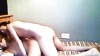 Una coppietta di studenti si riprende mentre scopa