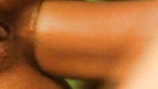 Bella ragazza ricca con la fica pelosa