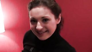 Giovane ragazza scopa per 120 dollari