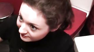 Giovane ragazza scopa per 120 dollari