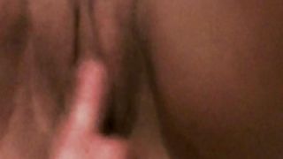 Teen bruna amante del piacere