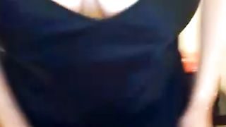 Magnifica milf mostra le sue curve in webcam