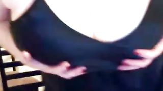 Magnifica milf mostra le sue curve in webcam