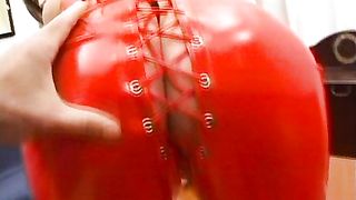 Anteprima del video: Calda girl in latex rosso scopata