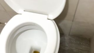 Nel cesso d’ikea mi sego mmmm