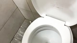 Nel cesso d’ikea mi sego mmmm