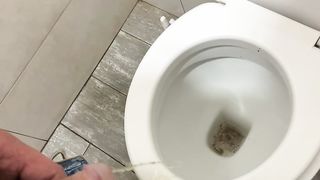 Nel cesso d’ikea mi sego mmmm