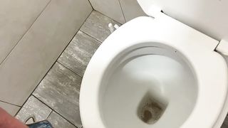 Nel cesso d’ikea mi sego mmmm