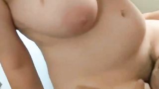 La tettona si striscia la figa sul cazzo...