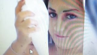 Anteprima del video: Dolce crema sulle poppe e in bocca di milfona spettacolare