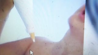 Dolce crema sulle poppe e in bocca di milfona spettacolare