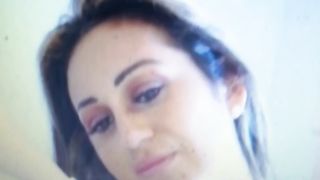 Dolce crema sulle poppe e in bocca di milfona spettacolare