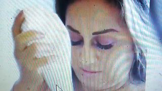 Dolce crema sulle poppe e in bocca di milfona spettacolare