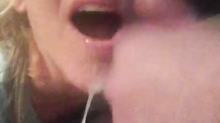 A bocca aperta la golosa di sborra!