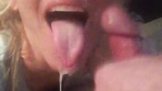 A bocca aperta la golosa di sborra!