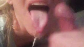 A bocca aperta la golosa di sborra!