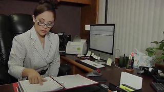 Sesso in ufficio con bella segretaria