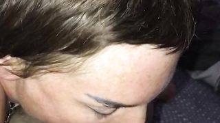 Mia moglie mentre il mio amico le riempie la bocca di sborra...