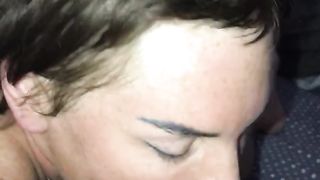 Mia moglie mentre il mio amico le riempie la bocca di sborra...